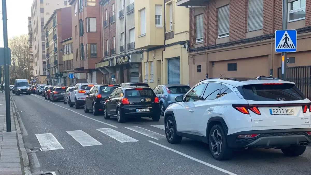 Obras en León generan tráfico intenso, afectando la circulación en horas pico.