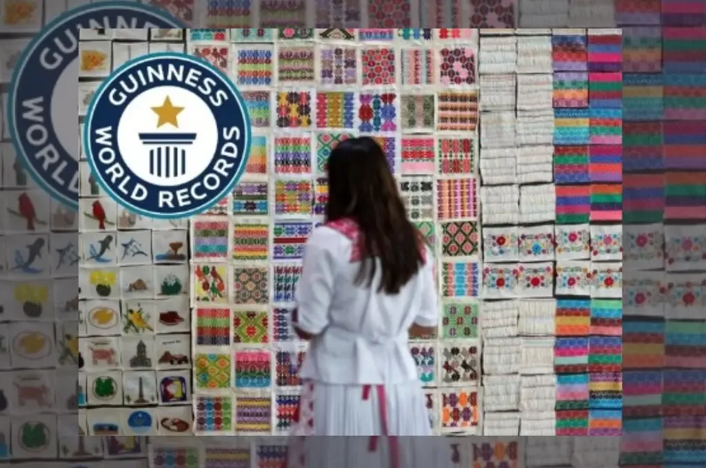 Obreros artesanales presentan obras en la exposición de bordados de Guanajuato.