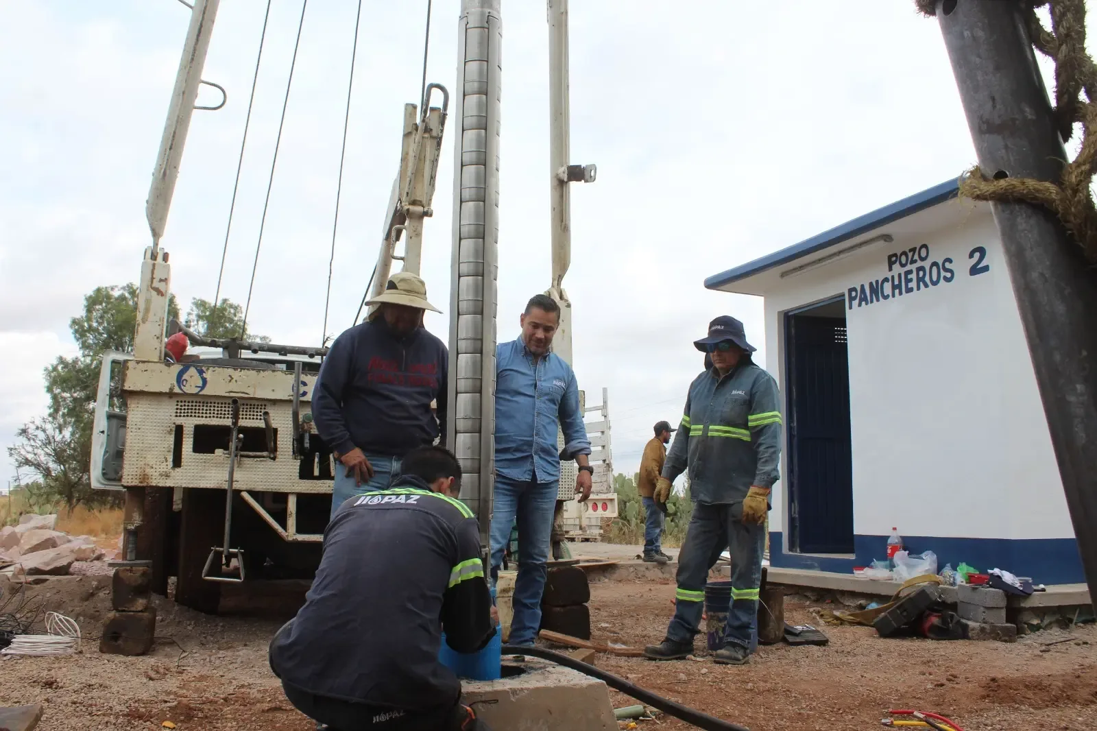 Obreros trabajan en el pozo Pancheros 2, que elevará el suministro de agua en Zacatecas.