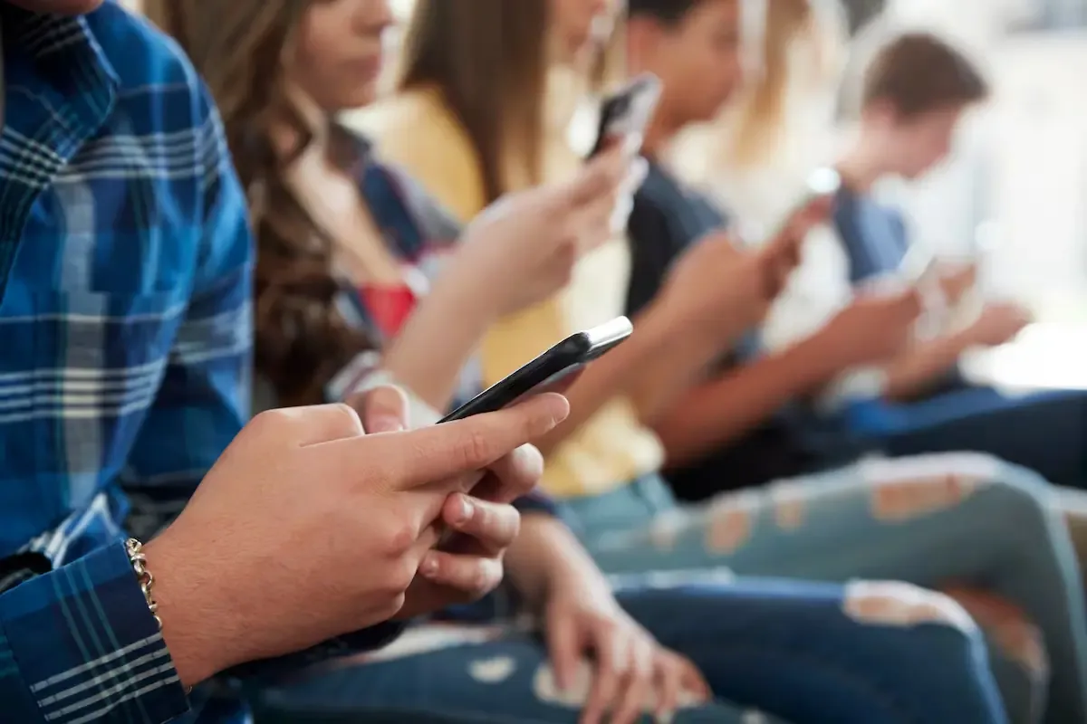 Una encuesta determina la percepción de inseguridad en el uso de redes sociales entre menores de edad en México.