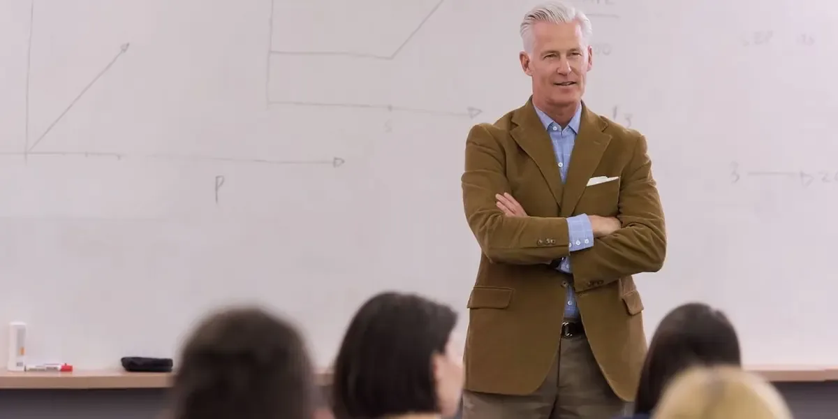 Ocho de cada diez profesores españoles ya integran IA en su enseñanza, mejorando la personalización del aprendizaje.