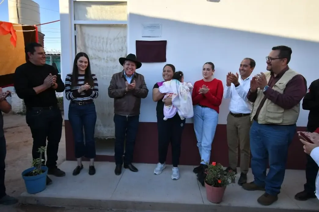 Ocho familias reciben cuartos y baños equipados en un esfuerzo por el bienestar social.