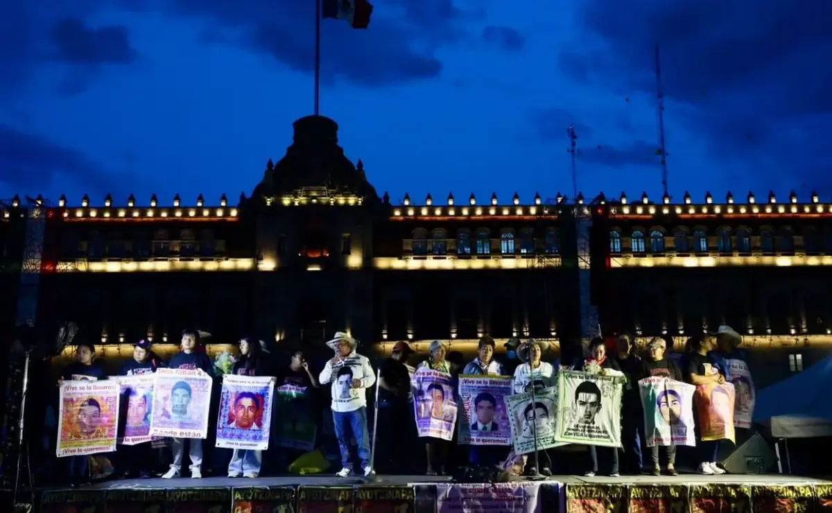 La búsqueda de los 43 normalistas desaparecidos de Ayotzinapa continúa, mientras familias exigen justicia tras el paso de los años.