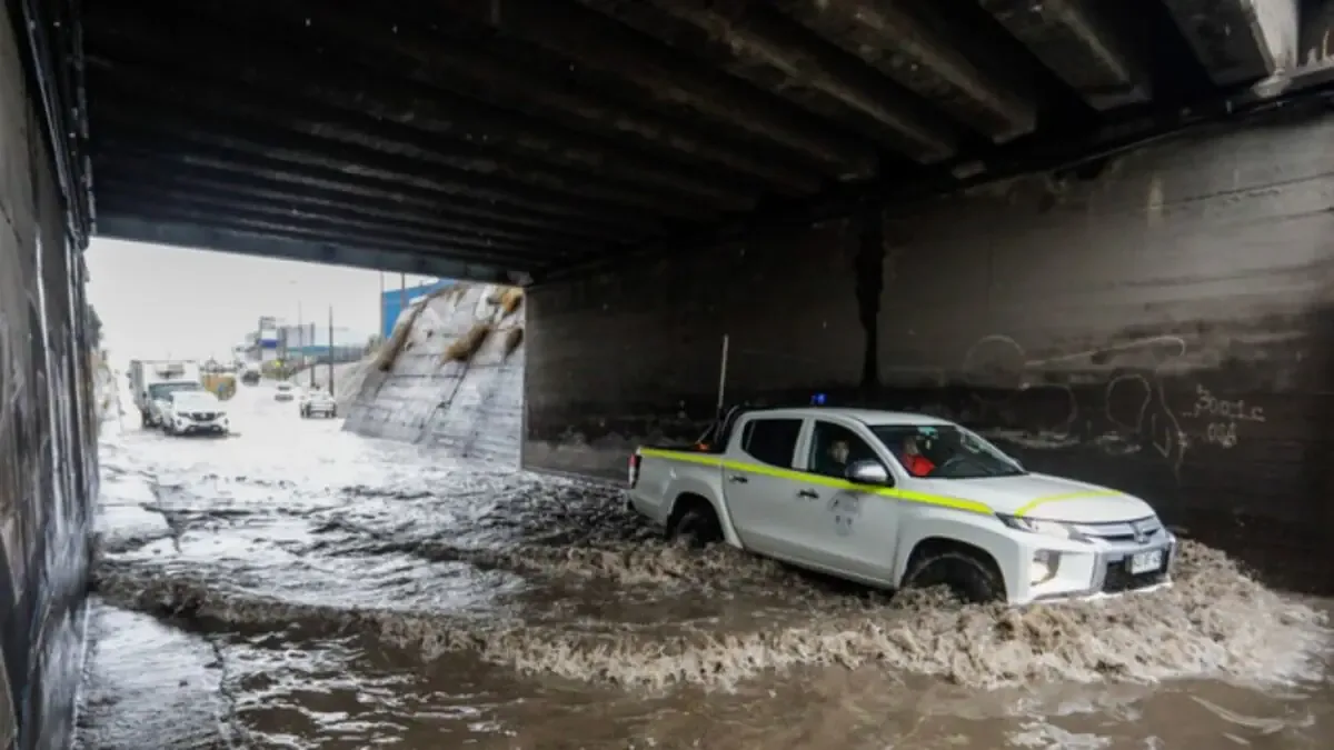 La tormenta genera complicaciones en el transporte y cierre de vías en varias comunas de la zona.