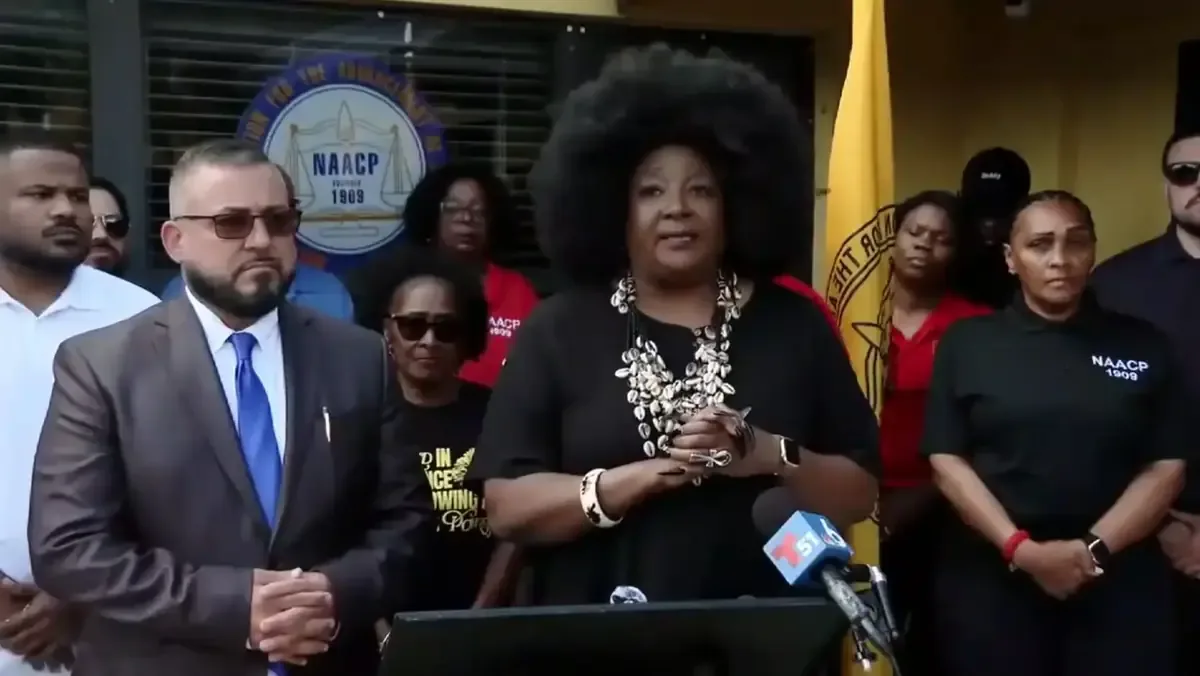 Oficiales afroamericanos y latinos solicitan una investigación independiente de sus reclamos sobre discriminación.