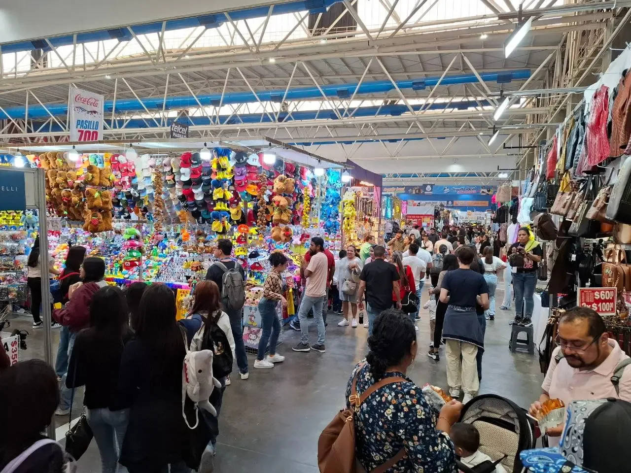 Oficiales de Profeco durante la supervisión en la Feria de León 2026.