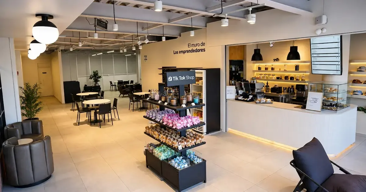Lumi Café brinda un espacio gratuito ideal para reuniones y talleres, permitiendo el ingreso de comida.