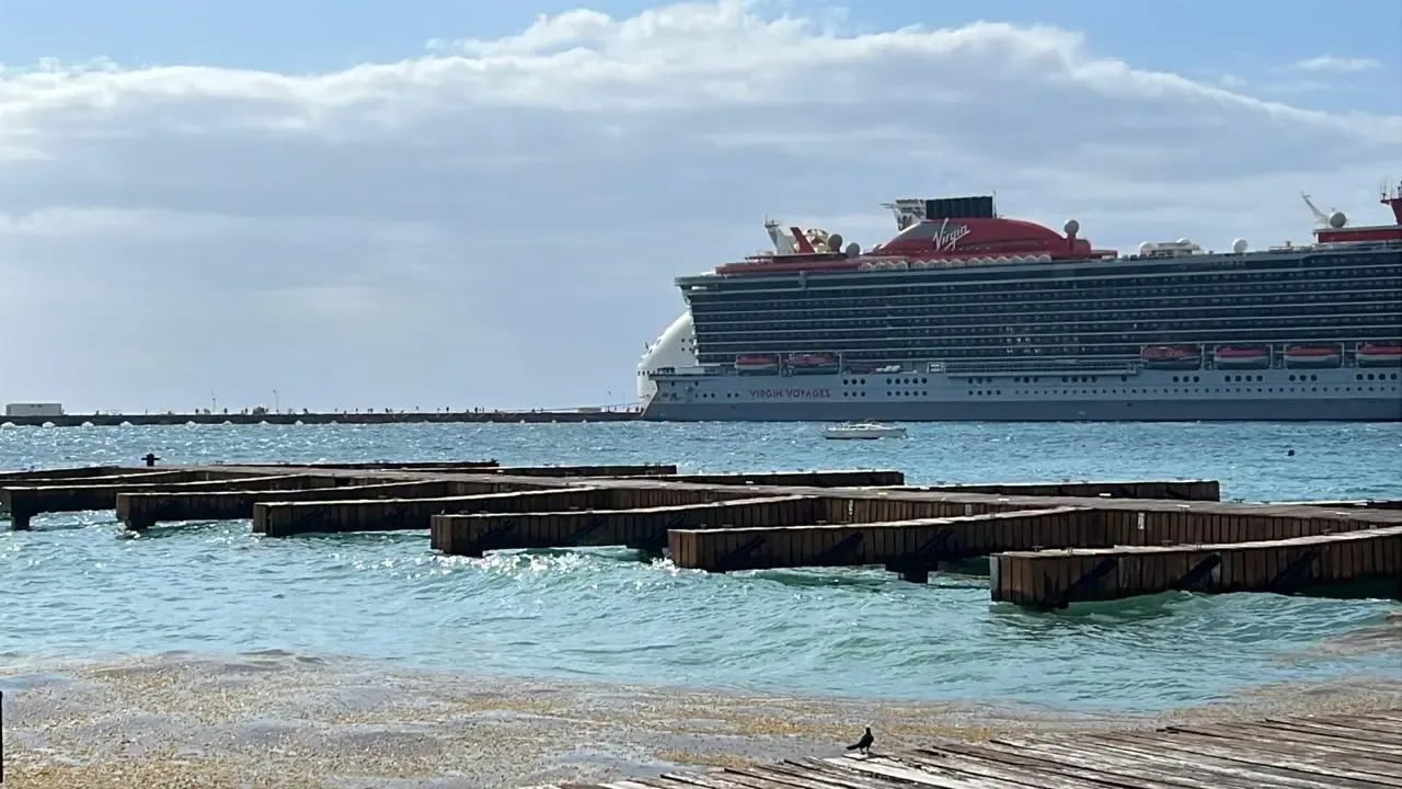 Oleaje alto en las costas de Quintana Roo provoca suspensión de navegación menor.