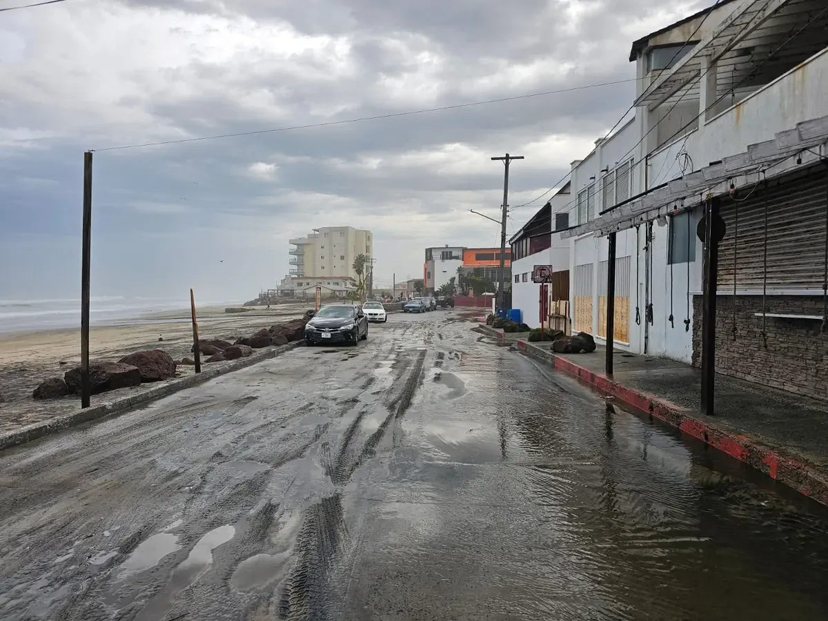 Un intenso oleaje en Rosarito causó preocupación, pero no se registraron incidentes graves.