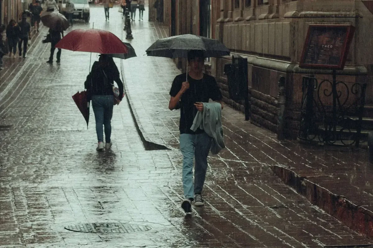 Este 2 de julio, diversas regiones del país enfrentarán lluvias muy fuertes y ambiente caluroso.