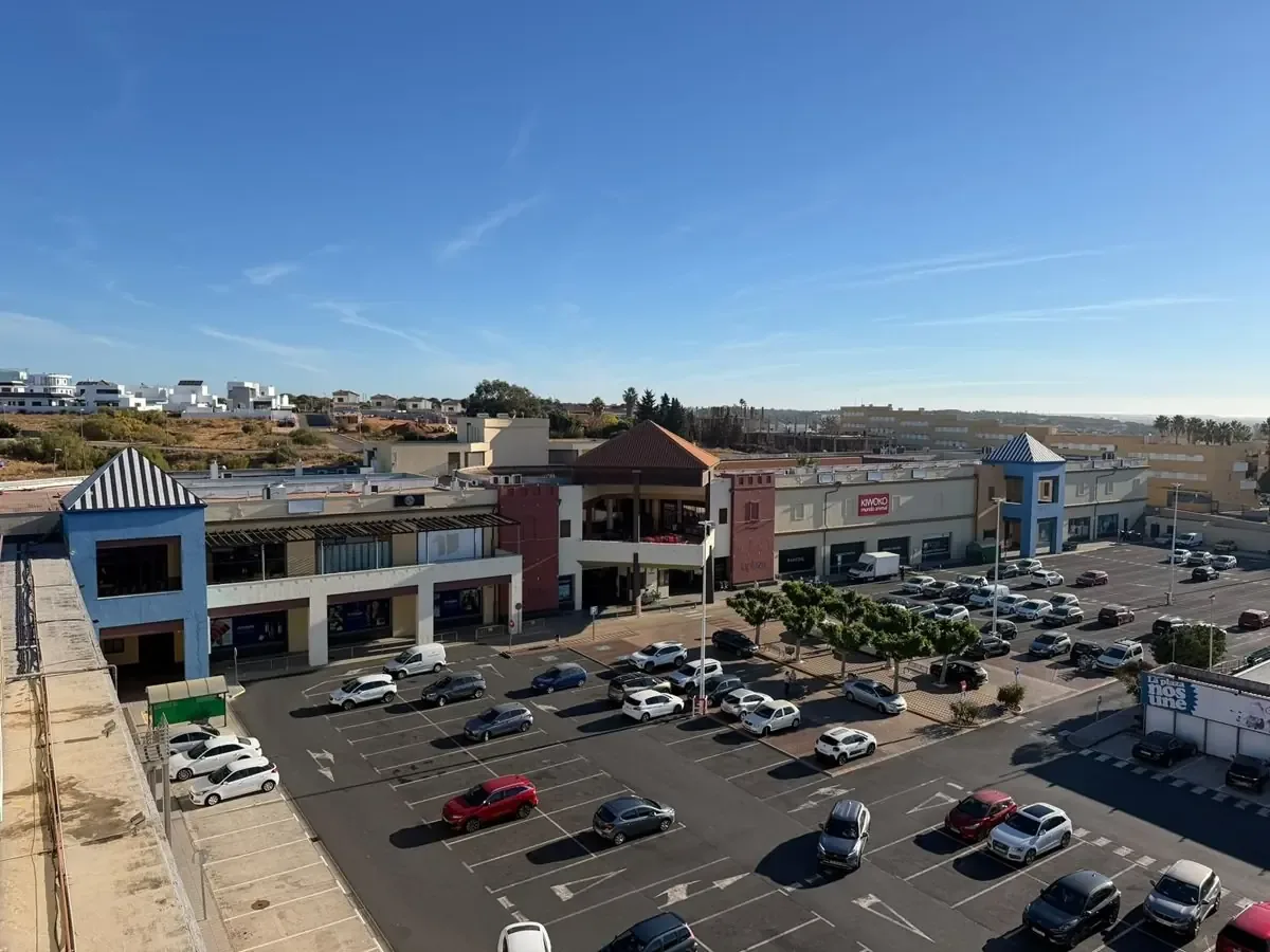 La adquisición del centro comercial La Plaza refuerza la expansión de Onix Capital en el mercado inmobiliario.