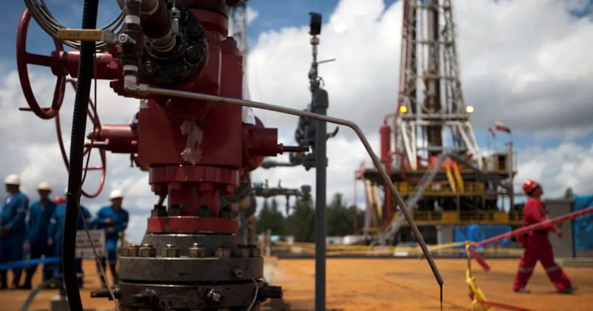 Operaciones en un pozo de PDVSA en Venezuela, clave para la industria energética.