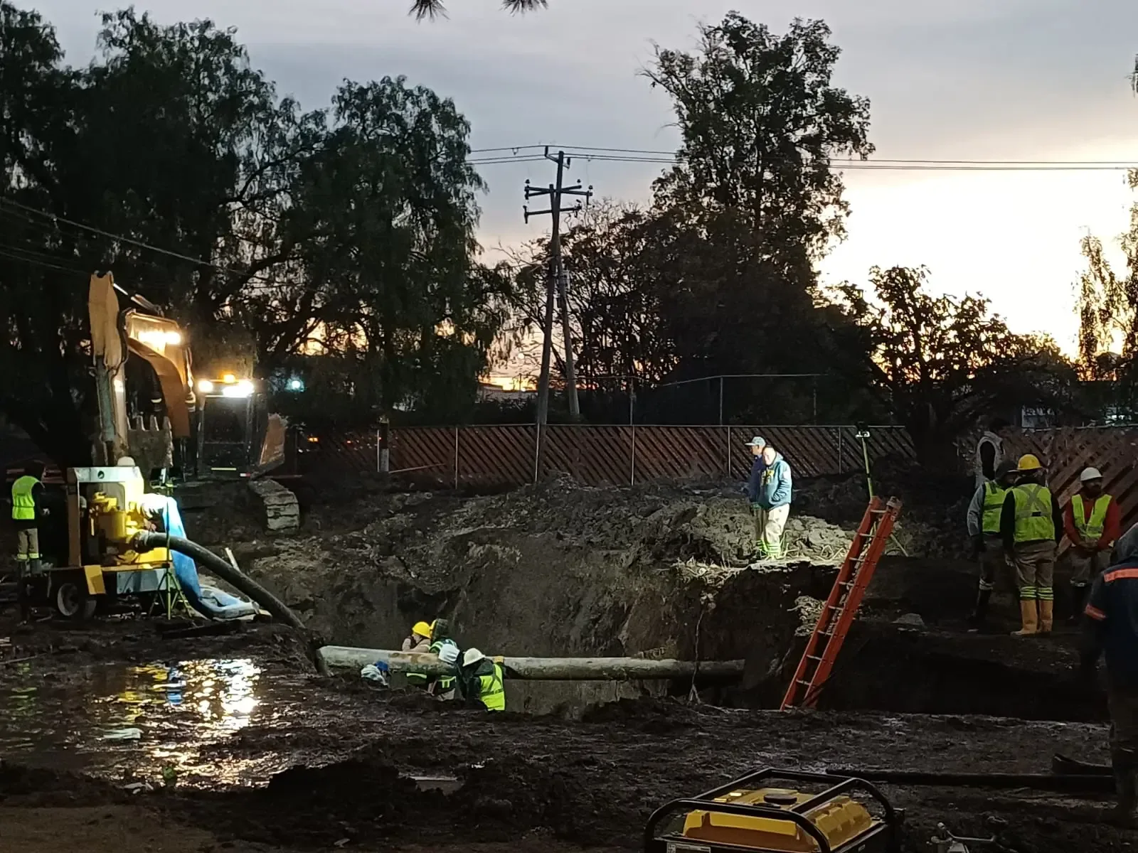 Operarios trabajan en la reparación de la megafuga en Aldama, León.