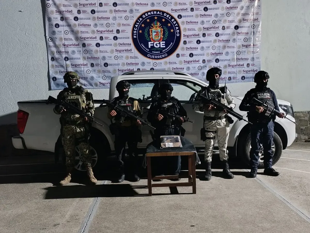 Operativo conjunto lleva a la recuperación de un vehículo robado en Guerrero y el aseguramiento de un arma de fuego.