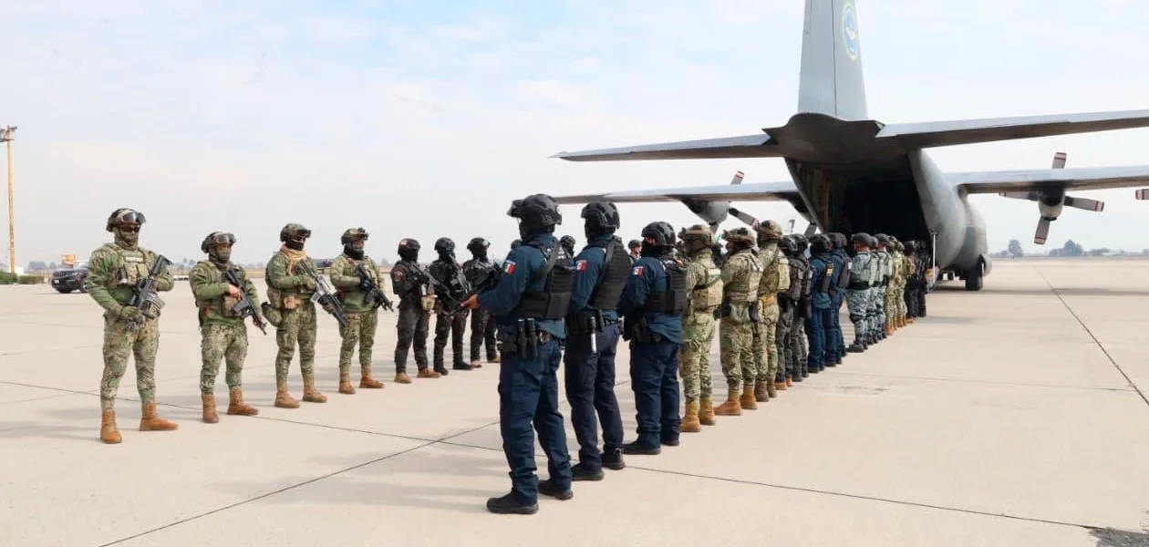 Operativo de extradición de capos desde el penal del Altiplano en México.