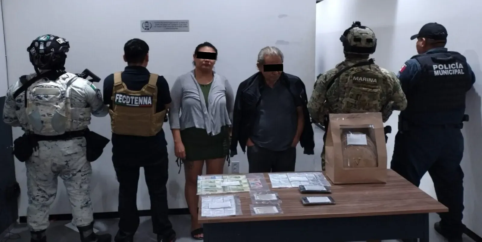 Operativo de la Fiscalía General del Estado en un bar de Cancún.