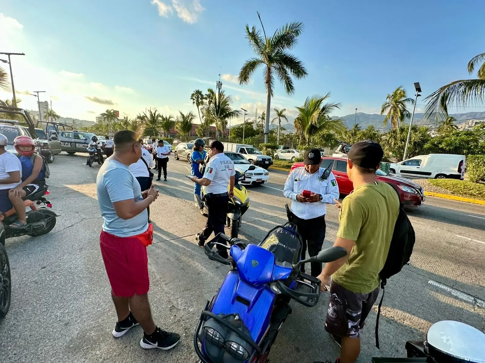 Operativo de la SSP en Acapulco para promover el uso del casco entre motociclistas.