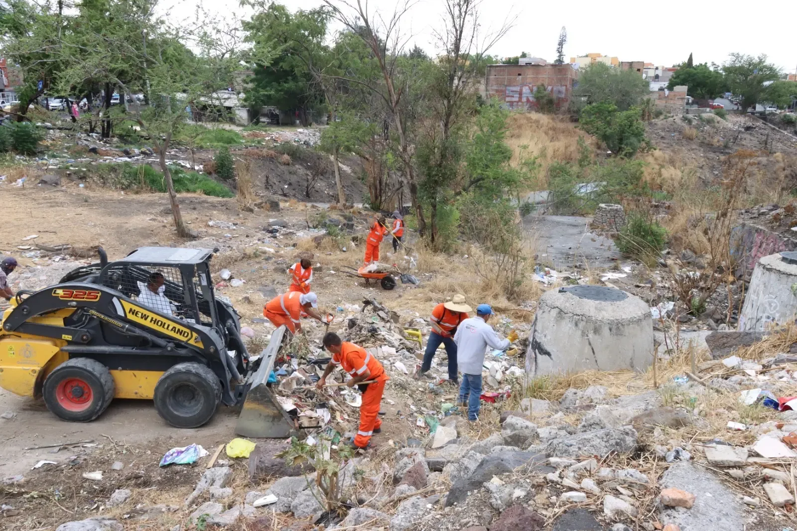 Operativo de limpieza de canales en Guadalajara para prevenir inundaciones.