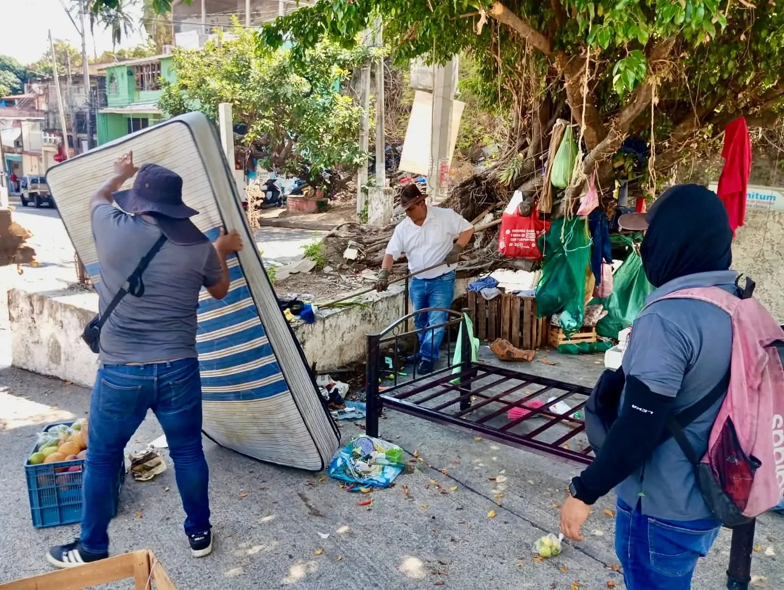 Operativo de retiro de vivienda precaria en Avenida Granjas de Acapulco.
