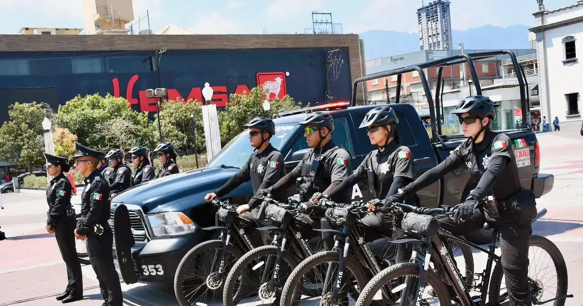 La policía de Monterrey implementa medidas de seguridad para proteger a los consumidores en el centro de la ciudad.