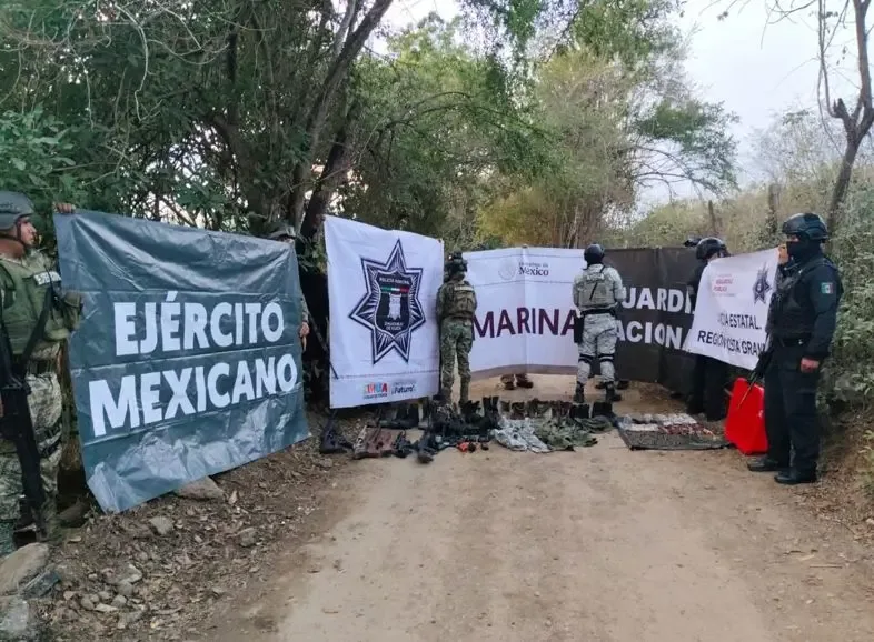 Operativo de seguridad en Zihuatanejo, Guerrero, asegura armamento y equipo táctico.