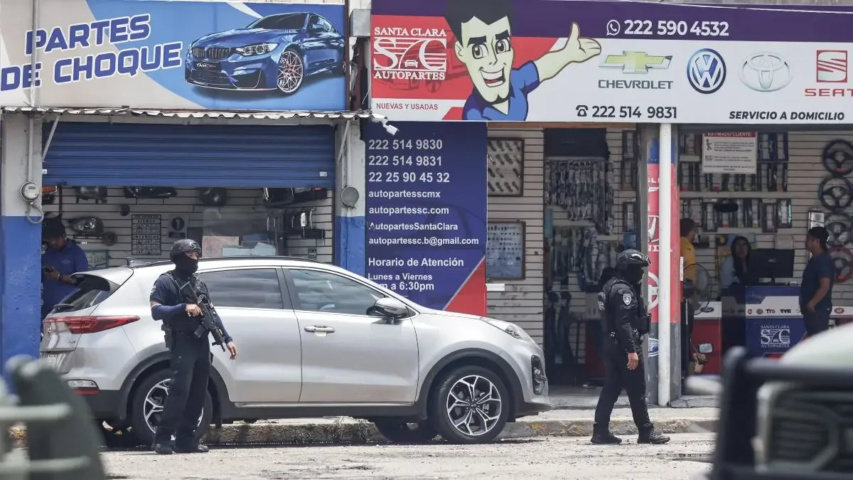 La intervención policiaca busca frenar la venta de piezas de auto robadas en la capital poblana.