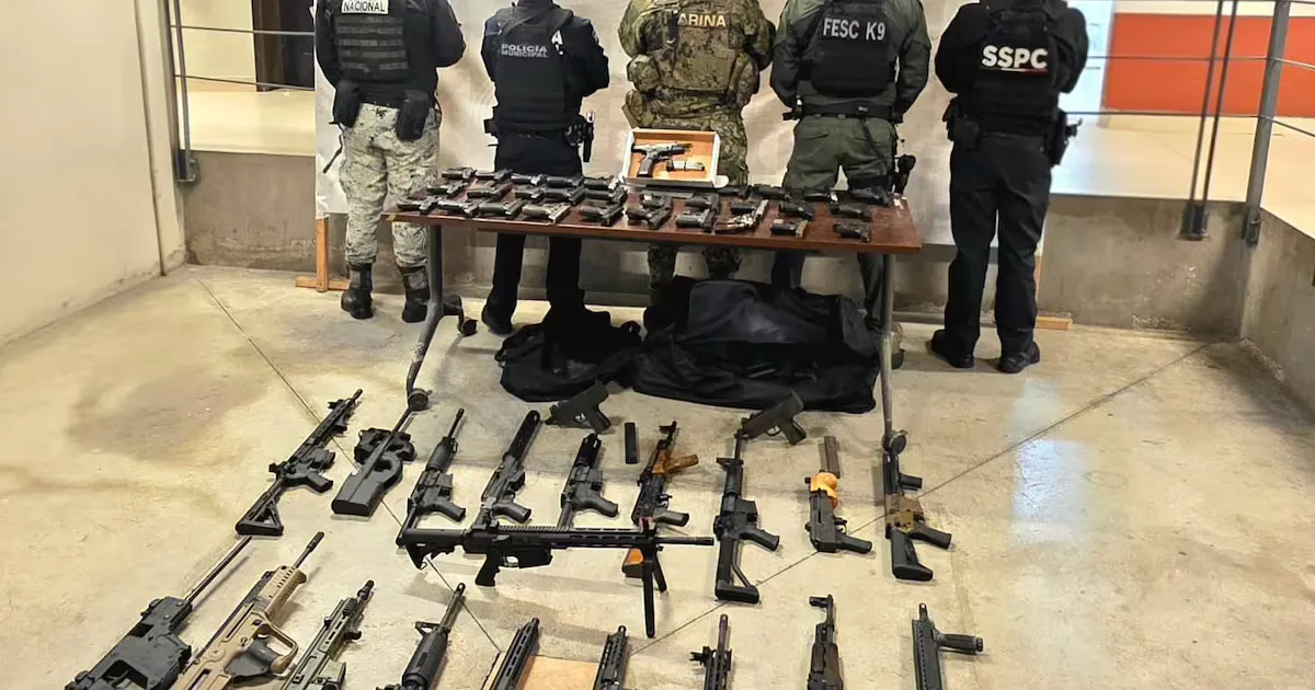 Operativo en Tijuana revela un arsenal significativo encontrado en un vehículo.