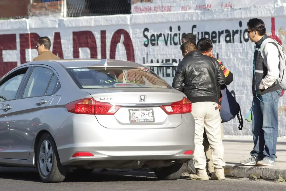 Operativo estatal contra taxis pirata se ve obstruido por conductores y transeúntes.