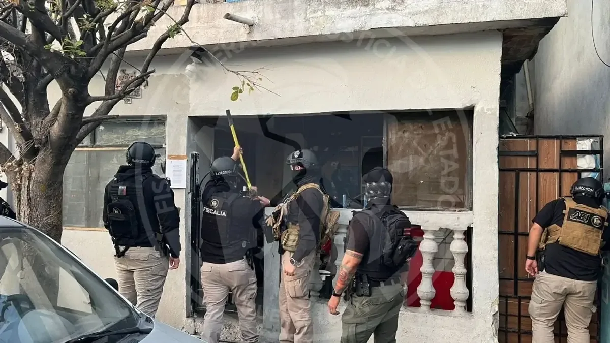Operativos de la Fiscalía de Nuevo León resultan en la detención de dos sospechosos por narcomenudeo.