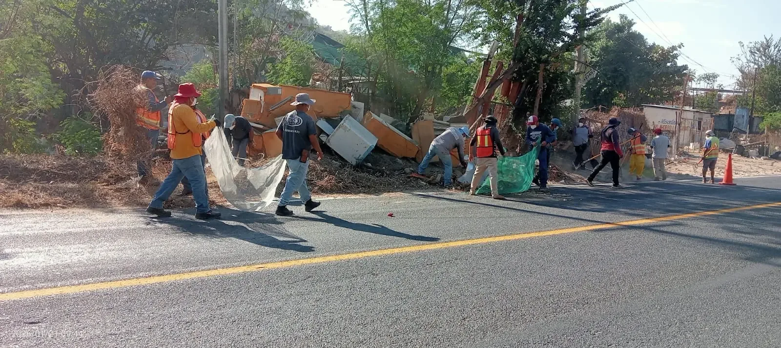 "Operativos de limpieza en Acapulco mejoran el entorno urbano."