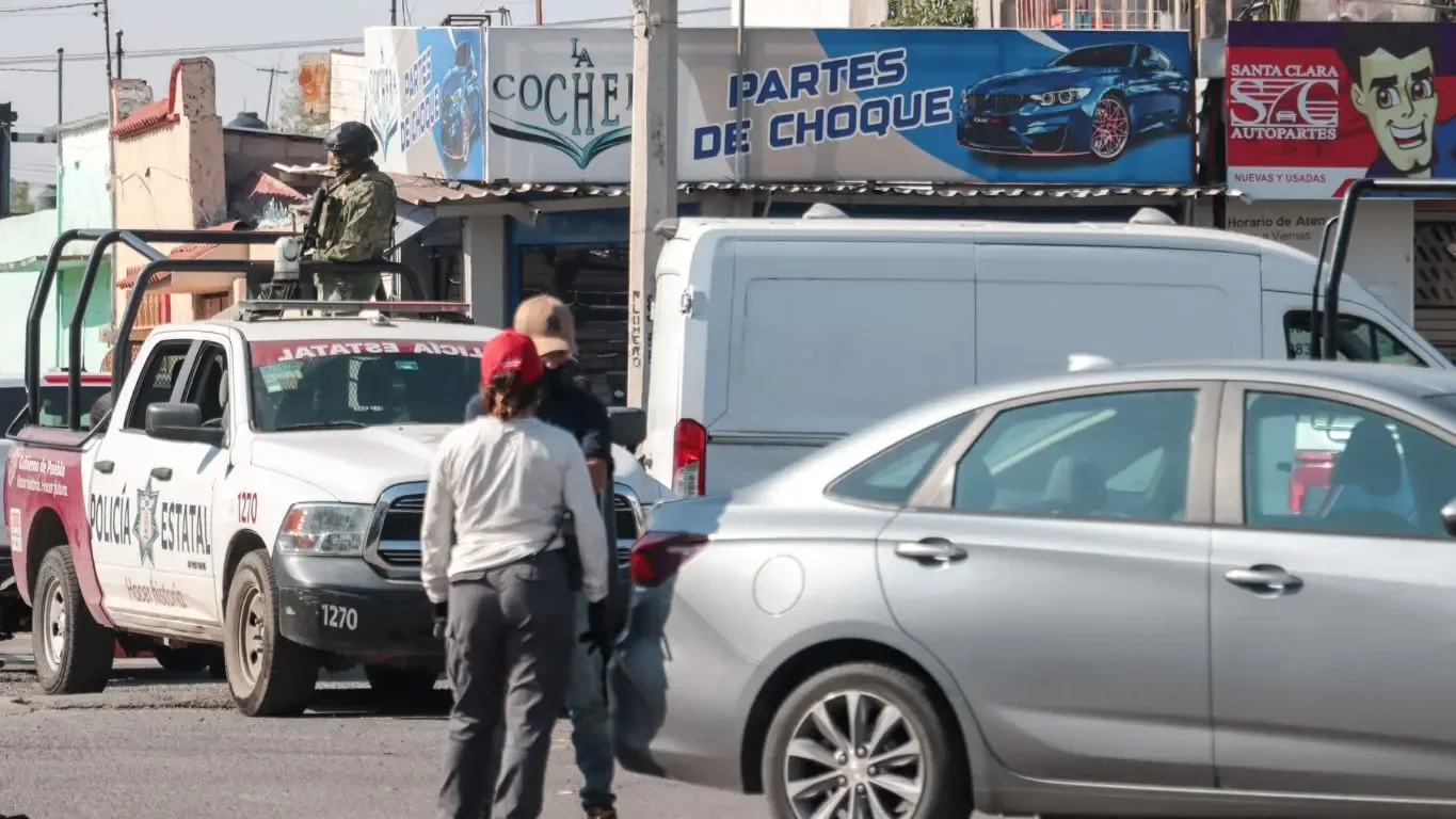 Operativos en la calle 46 Poniente para combatir la venta de autopartes robadas.