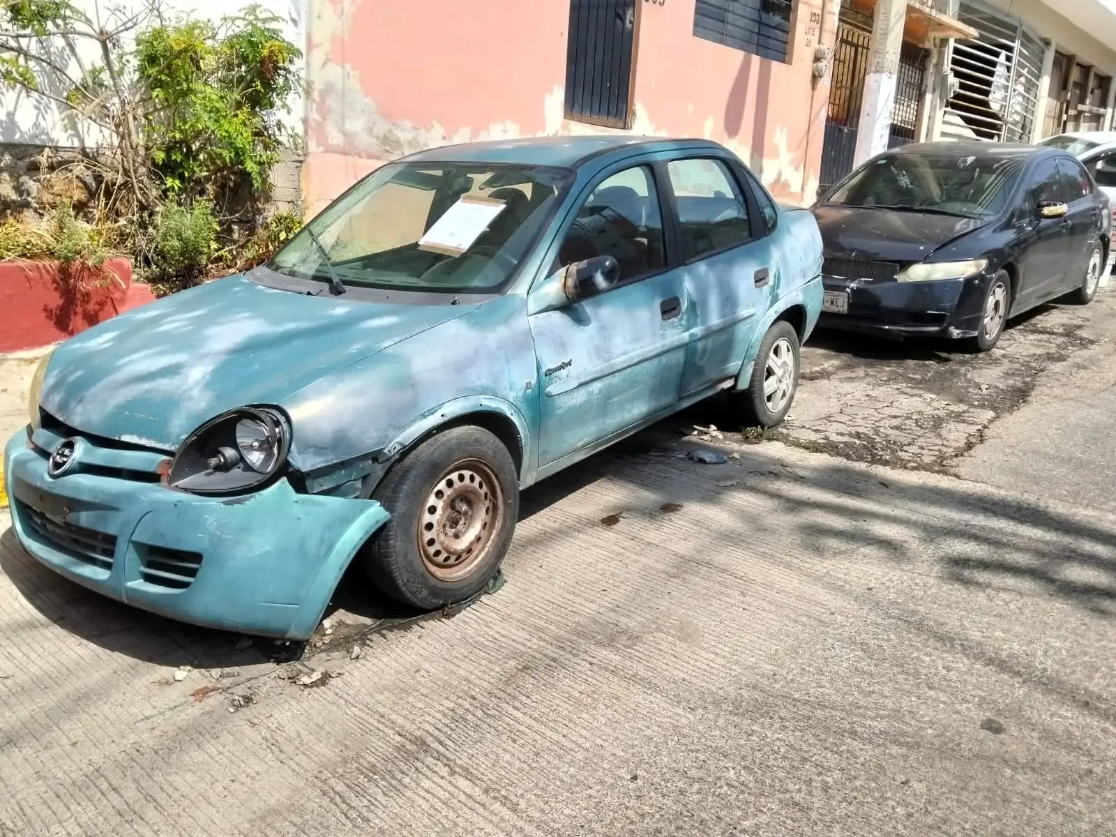 Operativos para retirar vehículos abandonados en calles de Acapulco.