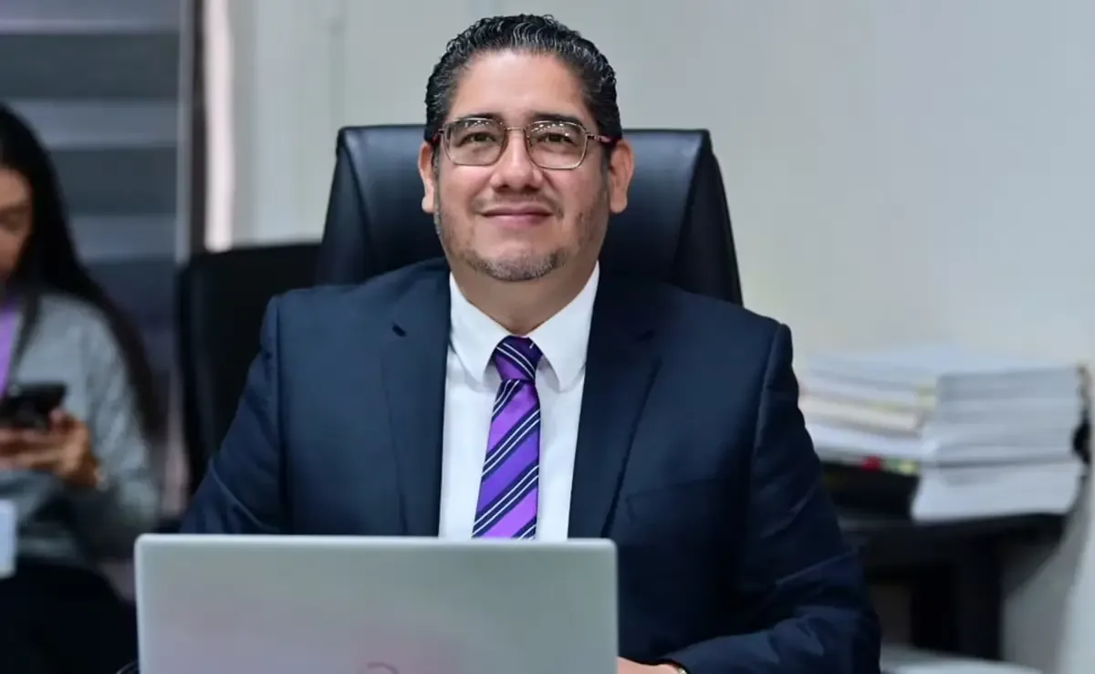 El secretario ejecutivo del OPLE-Veracruz, Luis Fernando Reyes, presentó una denuncia ante la FGR por suplantación de identidad.