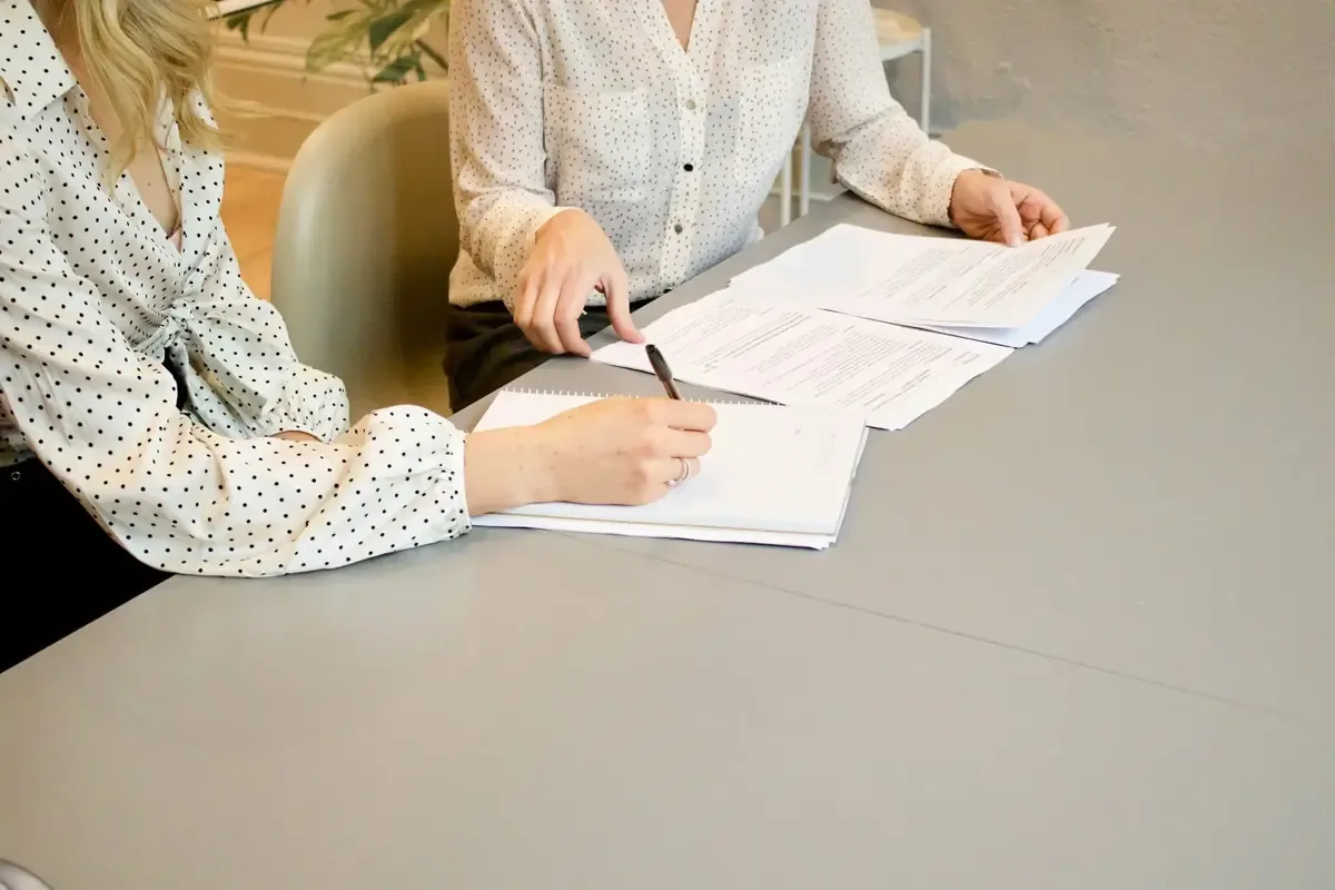 Oportunidad laboral para bilingües en el área de asistencia de visas.