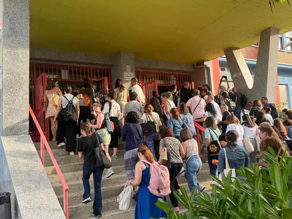 La reciente oposición docente ha desatado críticas por sus rigurosos exámenes y el debate sobre el sistema de selección.