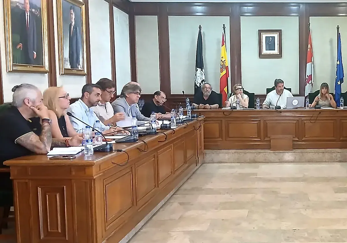 Las preguntas y mociones sobre proyectos y gestión municipal generan tensiones entre los concejales.