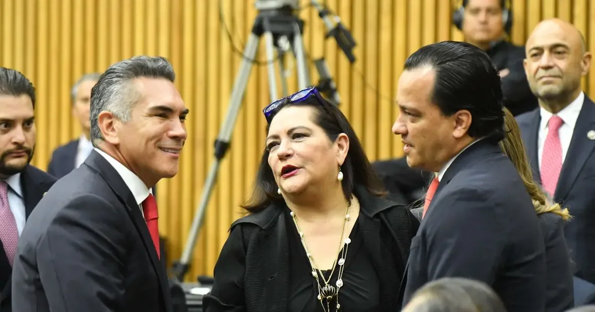 La renuncia de la presidenta del INE provoca rechazo en la oposición, que exige investigaciones sobre posibles ilícitos.
