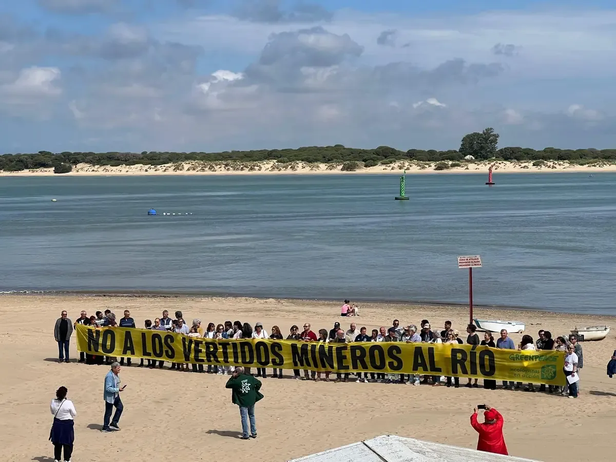 Organizaciones ecologistas se manifiestan por el riesgo de nuevos vertidos al río Guadalquivir.