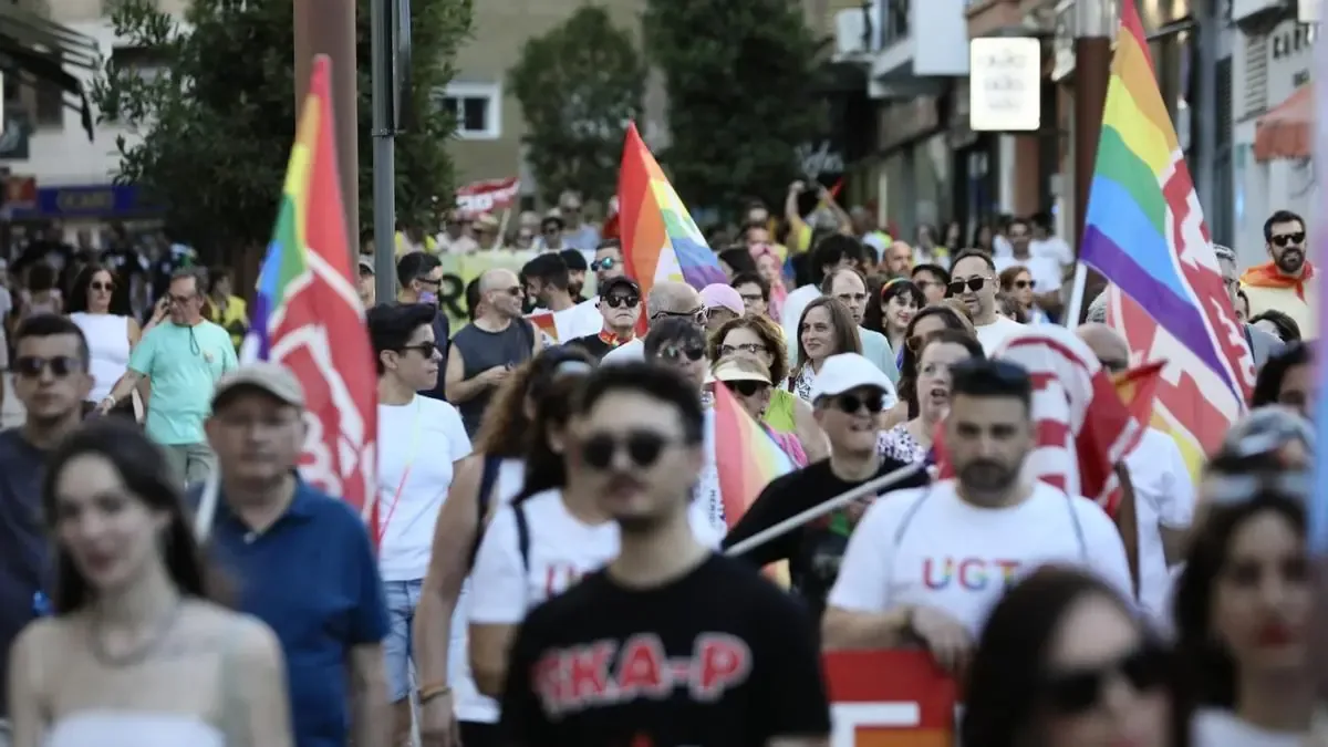 La manifestación en Extremadura reivindica la igualdad y rechaza el odio hacia la comunidad LGTBI.