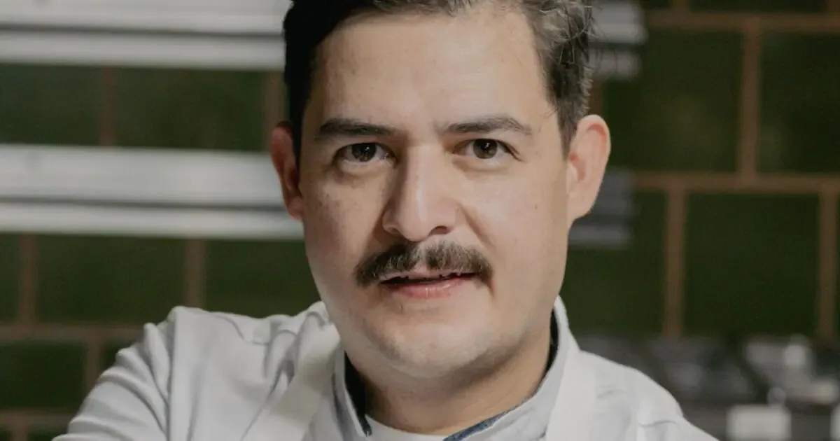 Su experiencia en la cocina japonesa redefine la cocina mexicana moderna.