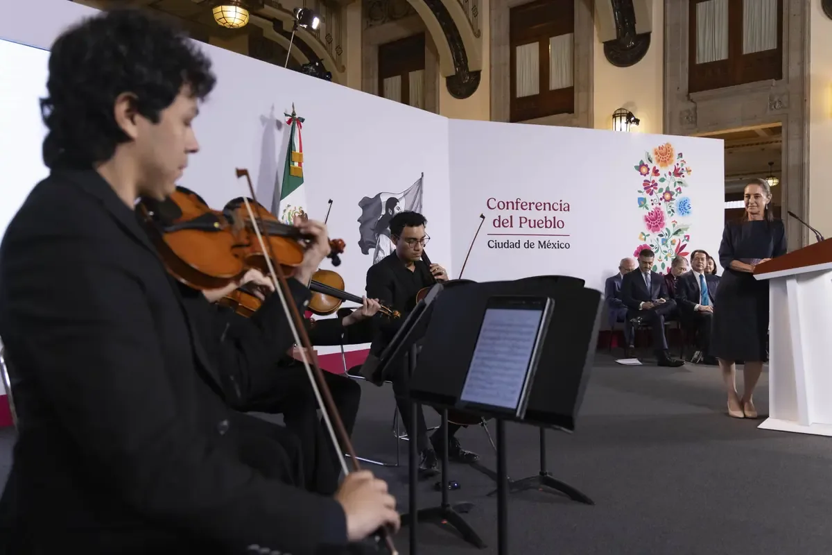 La Orquesta Escuela Carlos Chávez culmina la conferencia con música en el marco del Segundo Informe de la Secretaría de Cultura.