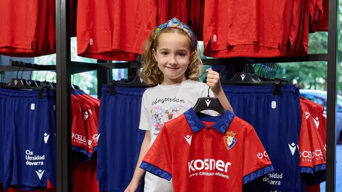 La nueva camiseta rinde homenaje a la emblemática Plaza del Castillo en Pamplona.