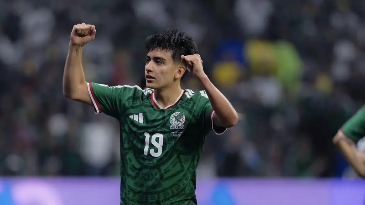 El joven futbolista de la Selección Mexicana recibió un cálido reconocimiento por su actuación en la Copa del Mundo.