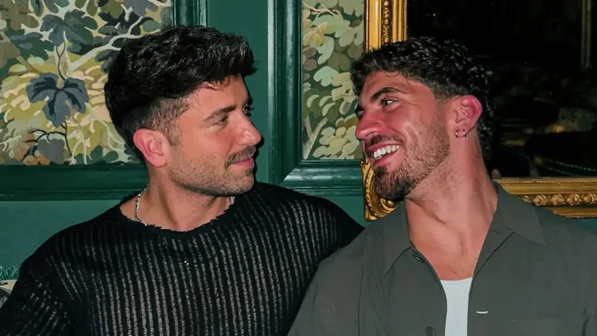 La separación se produjo de manera discreta, pero el cantante asegura estar disponible.