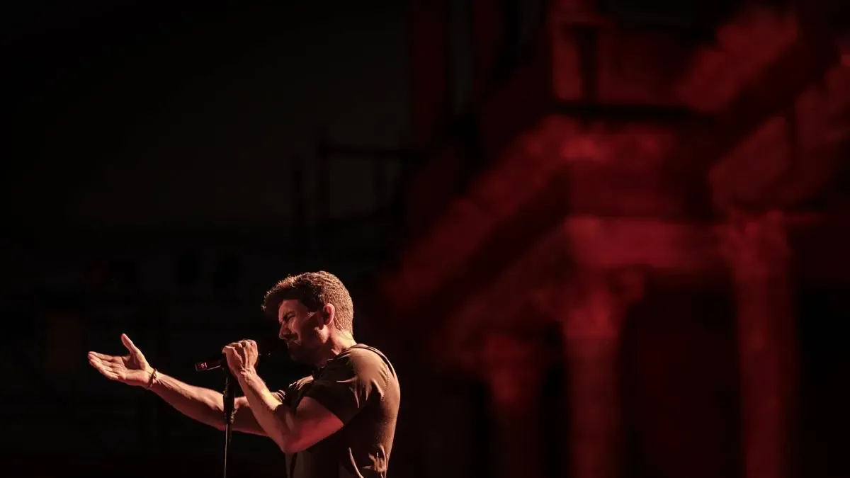 El cantante español cautiva al público con una emotiva presentación en el Teatro Romano.