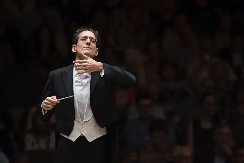 Con un programa emotivo, González regresa al Auditorio Nacional de Música de Madrid.
