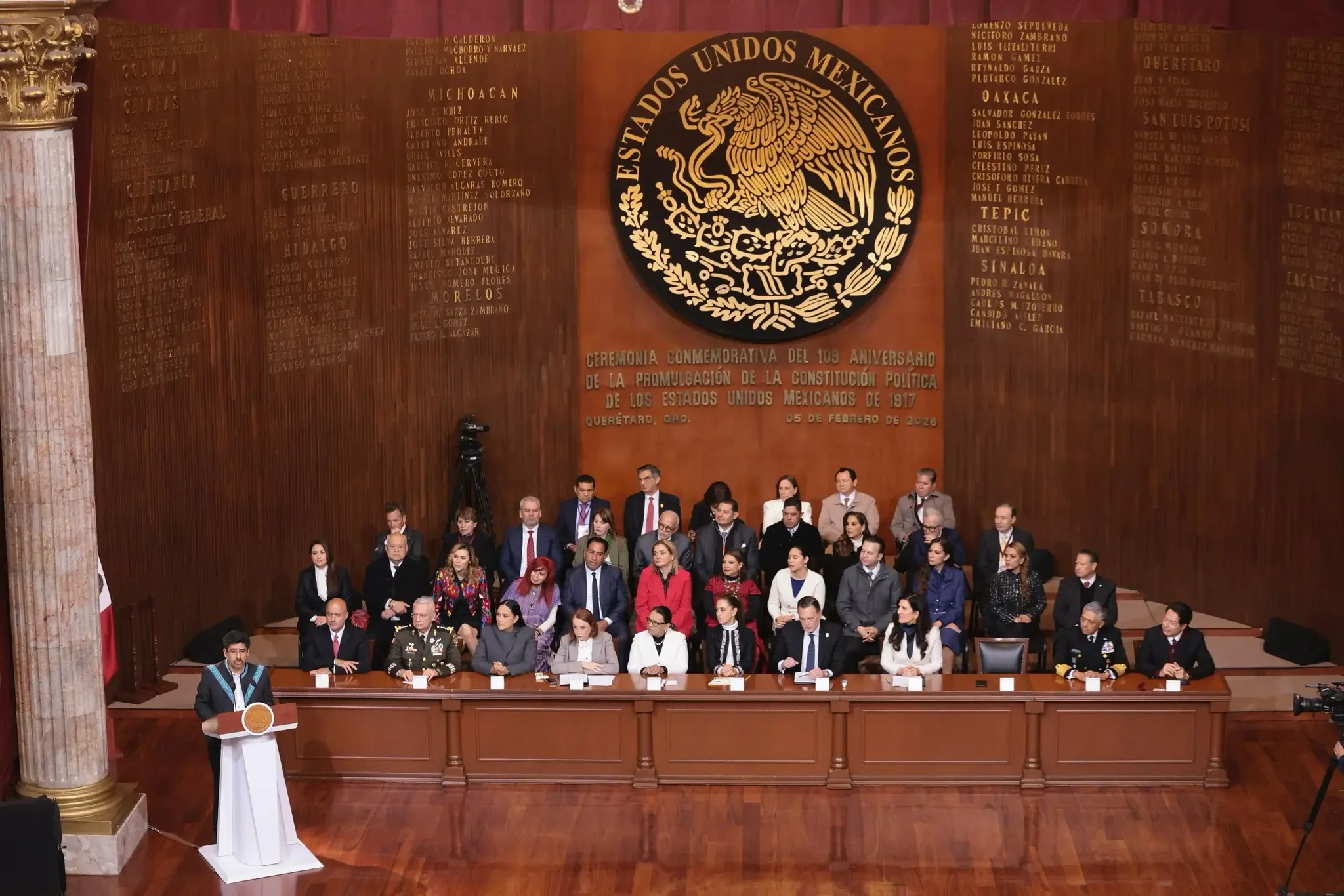 "Pablo Lemus participa en la ceremonia por el aniversario de la Constitución en Querétaro."