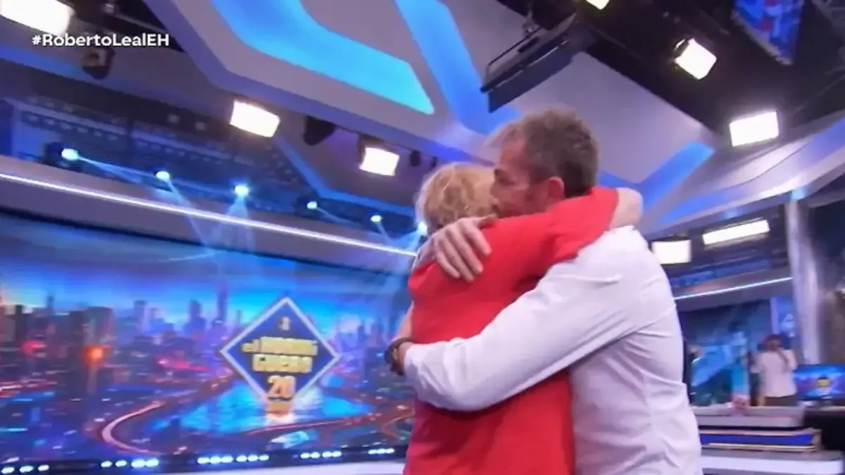 Un emotivo reencuentro sorprendió al presentador durante su programa.
