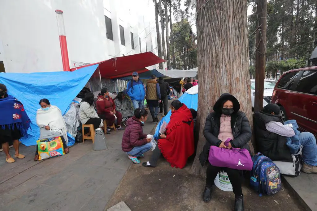 Pacientes en la Ciudad de México enfrentan el frío mientras esperan en hospitales.