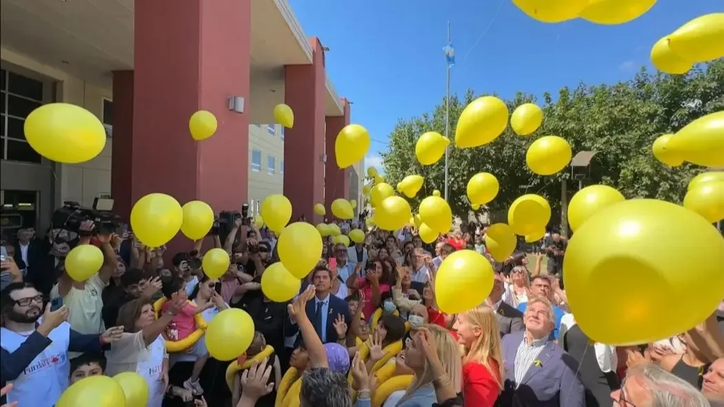 Pacientes, familiares y personal celebran el Día Internacional de la Lucha contra el Cáncer Infantil con un simbólico acto.